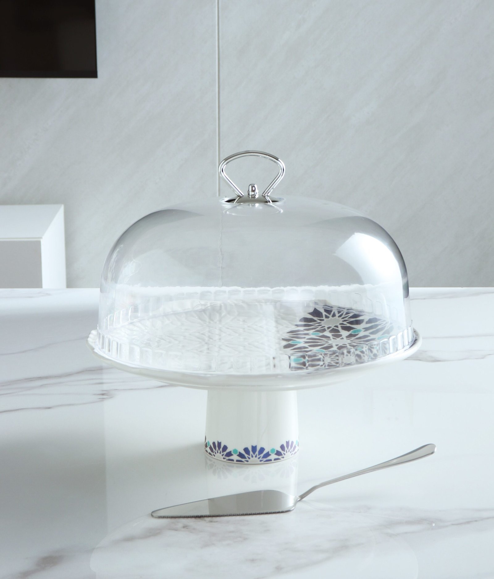 cake stand with cover